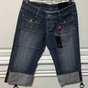 NWT Q-Gene Size 26 waist denim cuffed capri’s with pockets button up